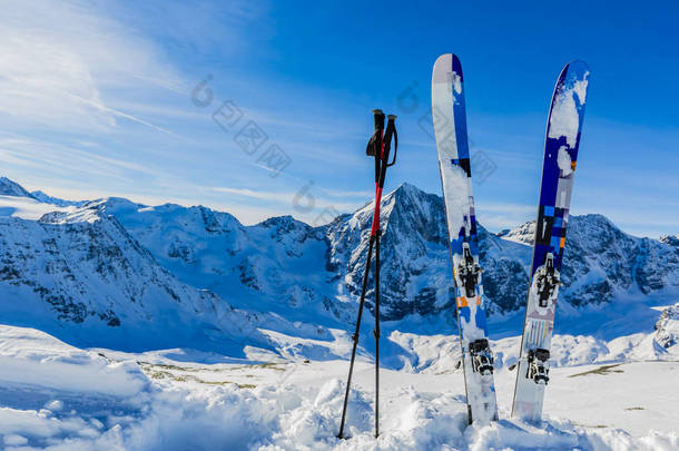 在滑雪冬季，山脉和滑雪旅游野外设备