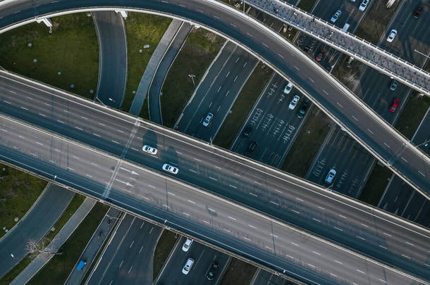 在阳光明媚的日子里，对中国大都市成都的高架公路和交通要道进行了高空无人驾驶飞机俯瞰。现代的交通设计避免了交通堵塞。车辆少，路上没有堵车