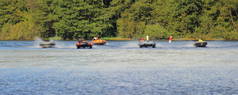许多充气摩托艇在高速起跑线上，夏季水上户外运动比赛