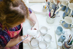 女人制作陶器