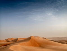 日落时分，阿曼瓦希巴沙漠的沙丘 