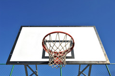 篮球架反对晴朗的蓝天