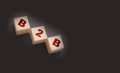 三个有字母B2B的木制立方体代表着黑色的商务与商务。营销概念.