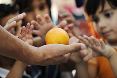 在难民营，分布的人道主义食物饥饿的儿童