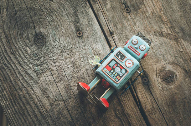 机器人玩具, 聊天机器人或社交机器人和算法的符号。木材纹理. 