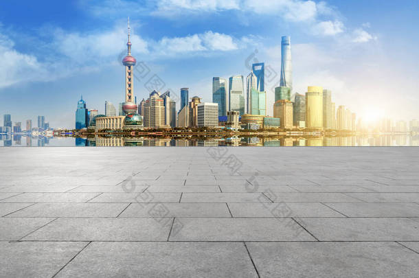 上海城市拱门的蓝天、空旷的<strong>大理石地面</strong>和天际