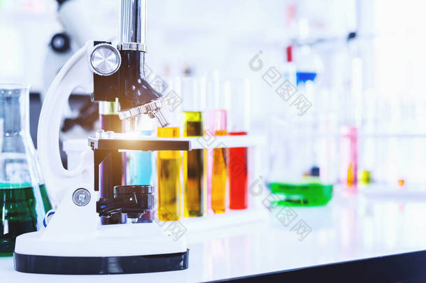 实验室背袋内装有实验室<strong>玻璃器皿</strong>的显微镜和试管
