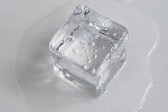 透明的冰块，灰色，白色背景，水晶隔离