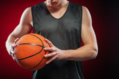 年轻男子篮球球员握球