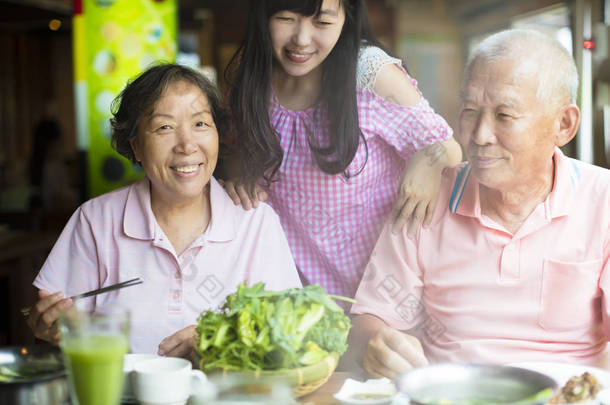  <strong>高级</strong>夫妇和女儿享受涮锅中<strong>餐厅</strong>