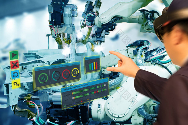 行业4.0 概念, 工业工程师 (模糊) 采用智能<strong>眼镜</strong>与<strong>虚拟现实</strong>技术的增强混合, 实时监控机器。智能工厂使用自动化机器人手臂