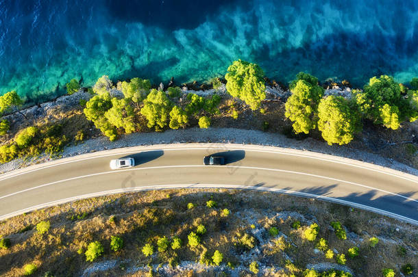 从无人机俯瞰沿海地带的公路.夏天开车旅行.海岸和公路。欧洲的海岸.