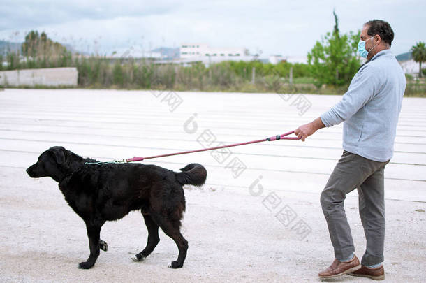 4月19日，西班牙穆尔西亚，一名男子与他的狗一起外出散步，此前西班牙<strong>实施</strong>了封锁，以减缓该疾病的蔓延.