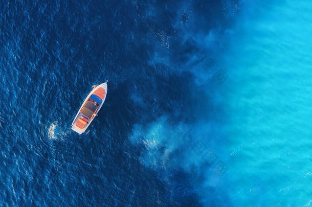 克罗地亚海景与船。游艇在海面上。晴天在蓝色亚得里亚海上的<strong>豪华</strong>浮船的航景。旅行-形象