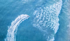 滑行车在海表面。在晴朗的日子, 在透明的绿松石水的豪华浮动船鸟瞰。夏季海景从空气。从无人机的最高视图。海景与摩托艇在海湾。旅游理念与理念