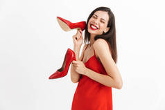 年轻漂亮的漂亮女人的形象, 摆在手中的红鞋手持.