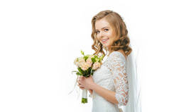 面带微笑的新娘在婚纱礼服和面纱与花束在白色孤立的看法