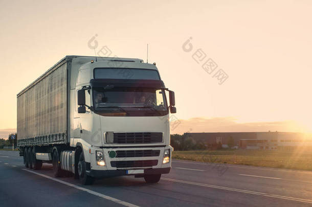 半辆<strong>卡车</strong>在<strong>公路</strong>上行驶的货运拖车与前视图