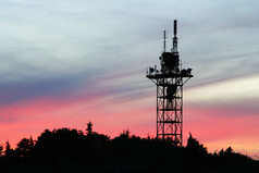 在落日的天空上通信塔剪影
