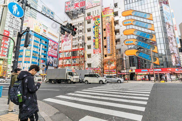 东京， 日本 - 2019年2月- 2019年2月14日下午在日本东京，未定义的人和汽车人群与鸟瞰图交叉步行涩谷人行横道汽车交通.