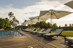 美丽的热带海滩前酒店度假村与游泳池, 太阳躺椅和棕榈树在一个温暖的阳光明媚的一天, 天堂的目的地度假, 在巴西巴伊亚.
