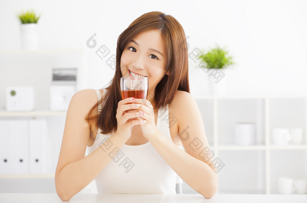 美丽年轻的亚洲女人喝热茶