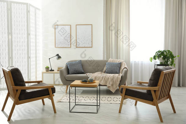 现代客厅内饰舒适的沙发和扶手椅