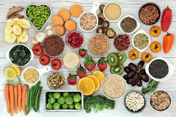 新鲜的超级食品概念, 水果, 蔬菜, 谷物, 谷物, 豆类, 种子, 草药和香料。高纤维、花色苷、抗氧化剂、智能碳水化合物、矿物质和维他命的食物.