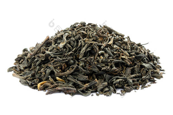 干茶叶子在白色背景上孤立.一堆茶叶在白色的背景上.干红茶叶子在白色背景上隔离.叶堆在白色背景上