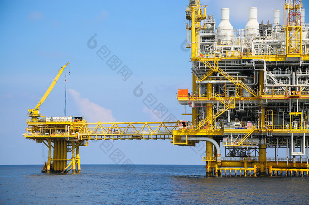 生产<strong>石油</strong>和天然气、 <strong>石油</strong>和天然气工业和辛勤工作的海上施工平台、 生产平台和操作过程的手动和自动功能.