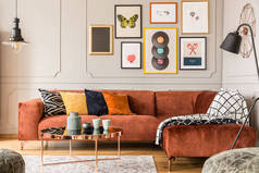雅致的客厅，内饰舒适的天鹅绒靠角沙发和枕头
