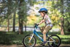 一个男孩子在公园里骑自行车