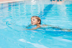 游泳池上的活动，孩子们在水里游泳和玩耍，快乐和夏天.