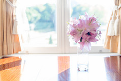 粉色百合花卉在玻璃罐里放的优雅窗口
