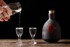 3.中国酒是从木底瓶里倒进杯子里的