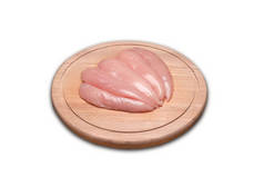 生的,新鲜的小鸡片. 木制切菜板上的小鸡片.