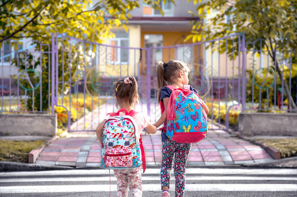 孩子们去上学, <strong>快乐</strong>的学生带着书包和手牵着手, 过马路, 教育理念与女孩, 空间为文字
