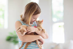 抱着小猫的小孩。儿童和宠物