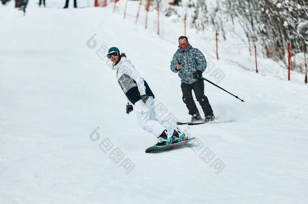 下坡滑雪者。滑雪者和滑雪者在山上乘着雪。下坡骑。探险滑雪者季节。滑雪场和滑雪场滑雪和滑雪板设备。雪地运动爱好者