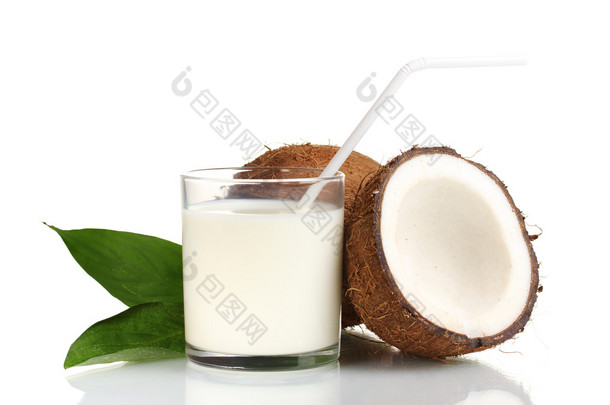 椰浆和孤立在白色的椰子