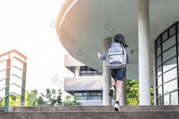 回到学校教育的概念，孩子（小学生女孩）背着背包，第一天就跑去上课，高高兴兴地走上大楼楼梯