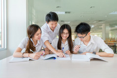 集团的亚洲学生统一学习一起在教室里了。
