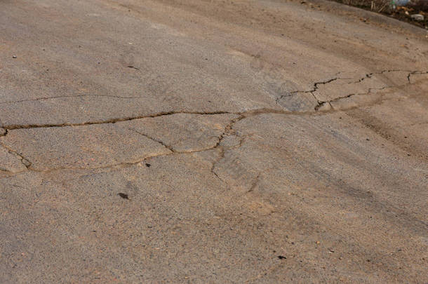 大裂缝, 芯片, 板。地震发生后, 破碎的沥青发生了滑坡。道路上危险的深部裂缝。道路封闭。地震后废弃道路被毁沥青裂缝网格