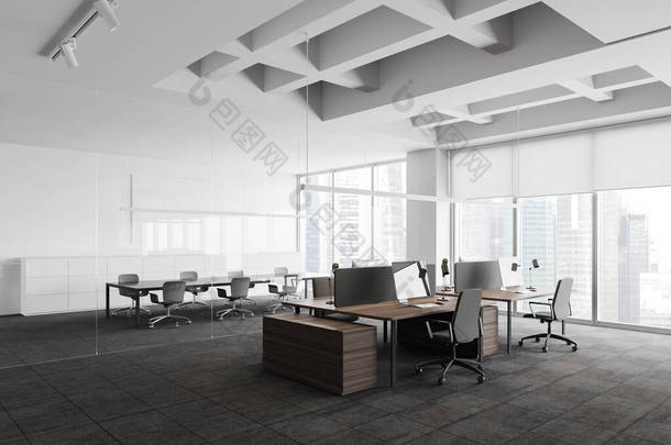 带有白色墙壁、地毯<strong>地板</strong>、一排木制电脑桌和会议室背景的时尚的全景开放空间办公室角落。黑色城市景观。3d渲染