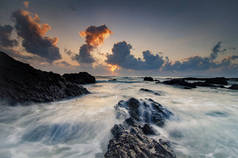 令人惊叹的日落日出风光超过 Pandak 海滩位于加拉丁, 马来西亚与独特的形状岩石形成和波浪飞溅。由于长时间曝光而引起的软聚焦