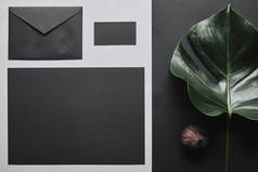 商业模拟与黑色信封和卡片在白色大理石背景