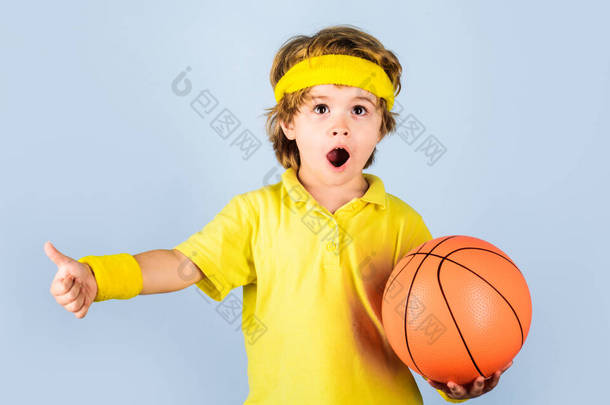 儿童与体育。穿着运动服的小<strong>篮球运动员</strong>穿着球衣.身穿运动服的小男孩打<strong>篮球</strong>.