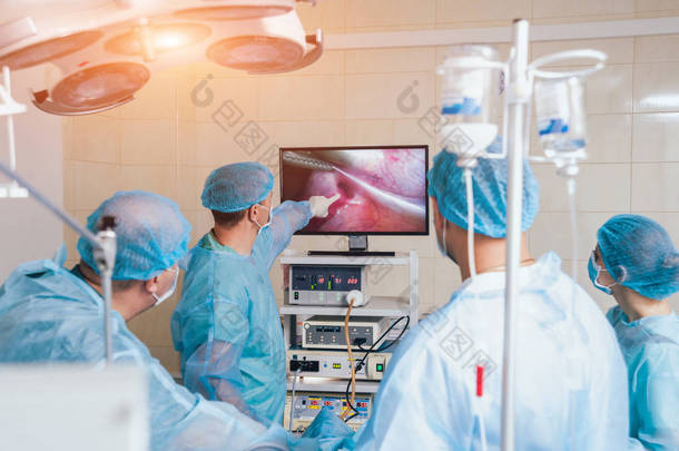 使用腹腔镜设备进行<strong>妇科</strong>手术的过程。在手术室的外科医生小组与手术设备。背景