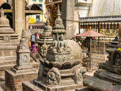 尼泊尔加德满都, 斯瓦扬巴胡纳特寺建筑群的碎片, 有一些石像特写镜头