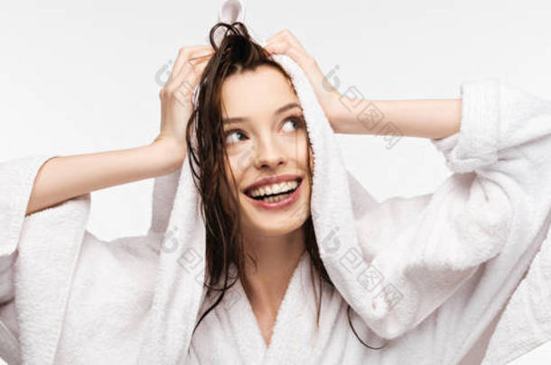全景照片，一个快乐的女孩用白色毛巾纸擦拭湿透的干净头发，却被白色的毛巾纸挡住了